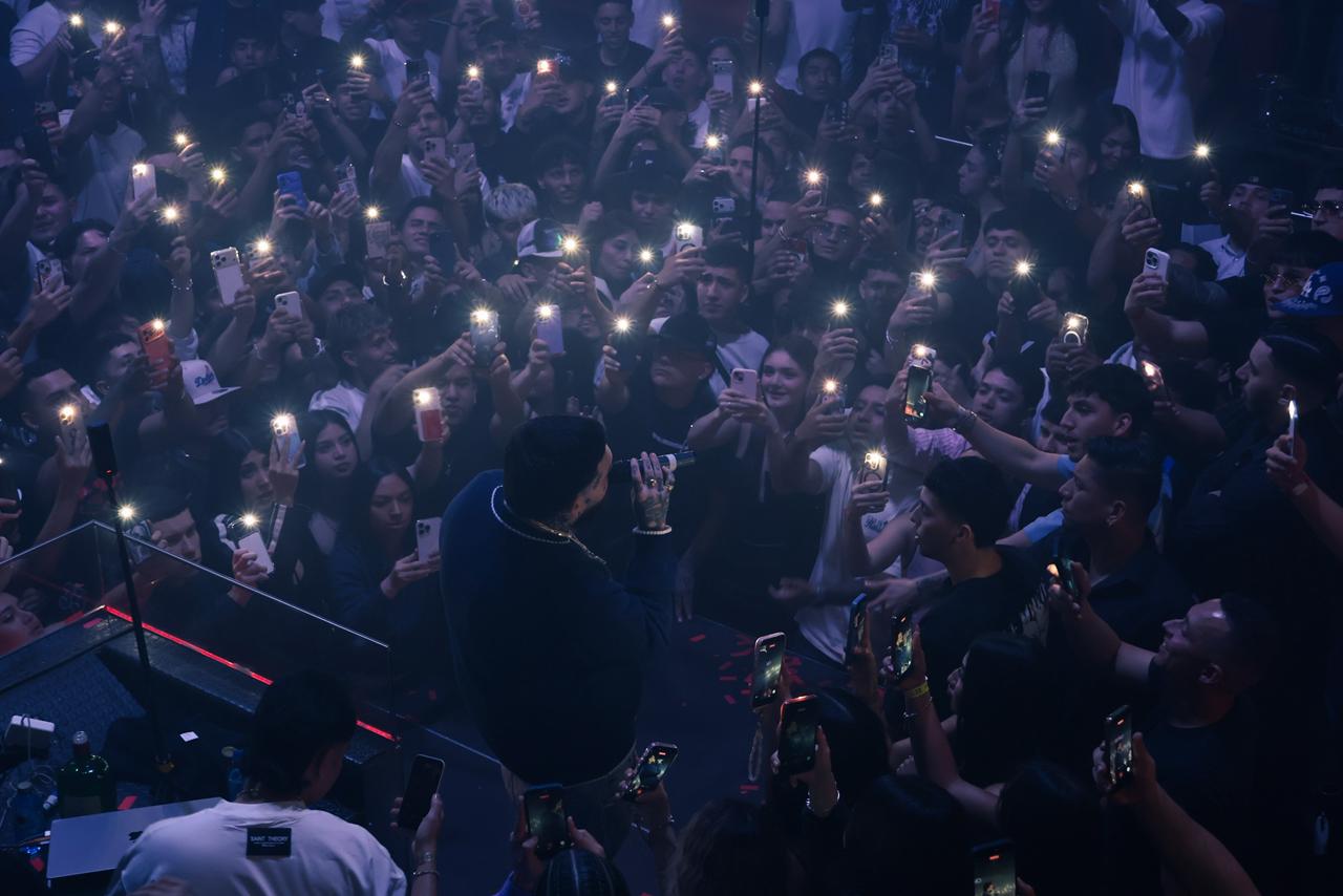 Fans grabando el show de GEEZYDEE