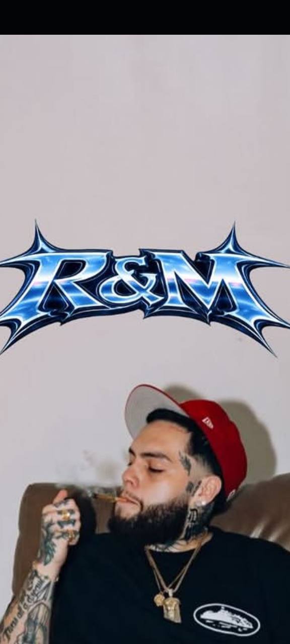 GEEZYDEE con gorra roja