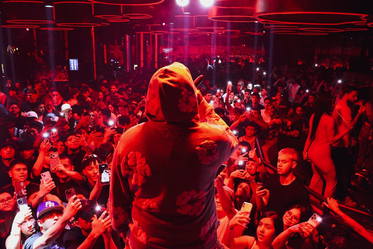 GEEZYDEE frente a un público iluminado en rojo